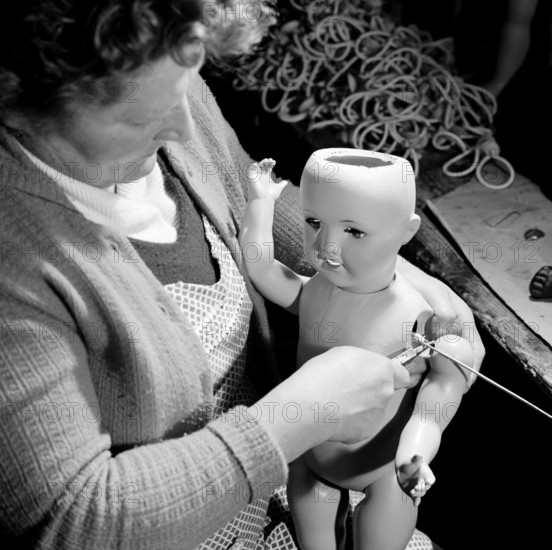 Bildnummer: 53018720  Datum: 12.10.1962  Copyright: imago/Kai Bienert
Angestellte der PGH Puppenspiele in Oberlind befestigt die Arme einer Puppe, Personen , Objekte; 1962, Oberlind, DDR, Deutsche Demokratische Republik, sw, Fabrik, Spielwaren, Spielzeug, Produktion, Puppe, Puppen, Spielwarenfabrik, Produktionsgenossenschaft des Handwerks; , Quadrat, Kbneg, Einzelbild, close, Spielwarenindustrie, Wirtschaft, Arbeitswelten, Gesellschaft,  , Wirtschaft, Europa

Bildnummer 53018720 Date 12 10 1962 Copyright Imago Kai Bienert Employees the PGH Puppet shows in Oberlind attached the Arms a Doll People Objects 1962 Oberlind GDR German Democratic Republic black and white Factory Toys Toys Production Doll Dolls Toy factory Production cooperative the Crafts Square Kbneg Single Close Toy industry Economy world of work Society Economy Europe