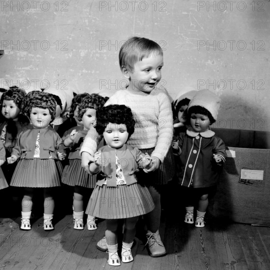 Bildnummer: 53018721 Datum: 12.10.1962 Copyright: imago/Kai Bienert
Kleines Mädchen freut sich über Puppen der PGH Puppenspiele in Oberlind, Objekte , Personen , optimistisch; 1962, Oberlind, DDR, Deutsche Demokratische Republik, sw, Spielwaren, Spielzeug, Puppe, Puppen, Produktionsgenossenschaft des Handwerks, Kinder; , Quadrat, Kbneg, Einzelbild, Spielwarenindustrie, Wirtschaft, , Wirtschaft, Europa
Bildnummer 53018721 Date 12 10 1962 Copyright Imago Kai Bienert Small Girl pleased to above Dolls the PGH Puppet shows in Oberlind Objects People optimistic 1962 Oberlind GDR German Democratic Republic black and white Toys Toys Doll Dolls Production cooperative the Crafts Children Square Kbneg Single Toy industry Economy Economy Europe