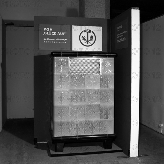 Bildnummer: 53023592 Datum: 20.05.1963 Copyright: imago/Kai Bienert
Kachelofen der PGH Glück auf der Messe der Meister von Morgen (MMM) in Leipzig , Objekte; 1963, DDR, Deutsche Demokratische Republik , sw, MMM, Ofen; , Quadrat, Kbneg, Einzelbild, , , Europa
Bildnummer 53023592 Date 20 05 1963 Copyright Imago Kai Bienert Stove the PGH Happiness on the trade Fair the Master from Tomorrow MMM in Leipzig Objects 1963 GDR German Democratic Republic black and white MMM Oven Square Kbneg Single Europe