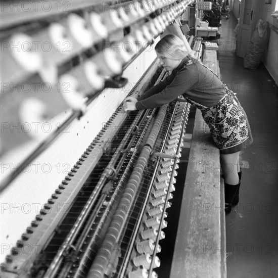 Bildnummer: 53023627  Datum: 20.03.1971  Copyright: imago/Kai Bienert
Frau der Textilfabrik der PGH Mühltroff, Personen; 1963, DDR, Deutsche Demokratische Republik , sw,; , Quadrat, Kbneg, Einzelbild, Textilindustrie, Wirtschaft, Arbeitswelten, Gesellschaft, Randbild,  , Europa

Bildnummer 53023627 Date 20 03 1971 Copyright Imago Kai Bienert Woman the Textile factory the PGH  People 1963 GDR German Democratic Republic black and white Square Kbneg Single Textile industry Economy world of work Society Edge image Europe