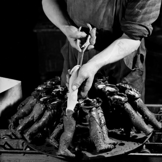 Bildnummer: 53018703 Datum: 12.10.1962 Copyright: imago/Kai Bienert
Angestellter der PGH Puppenspiele in Oberlind während der Herstellung von Puppenbeinen , Objekte , Personen; 1962, Oberlind, DDR, Deutsche Demokratische Republik, sw, Fabrik, Spielwaren, Spielzeug, Produktion, Puppe, Puppen, Beine, Spielwarenfabrik, Produktionsgenossenschaft des Handwerks; , Quadrat, Kbneg, Einzelbild, close, Spielwarenindustrie, Wirtschaft, Arbeitswelten, Gesellschaft, , Wirtschaft, Europa
Bildnummer 53018703 Date 12 10 1962 Copyright Imago Kai Bienert Employee the PGH Puppet shows in Oberlind during the Production from Puppet legs Objects People 1962 Oberlind GDR German Democratic Republic black and white Factory Toys Toys Production Doll Dolls Legs Toy factory Production cooperative the Crafts Square Kbneg Single Close Toy industry Economy world of work Society Economy Europe