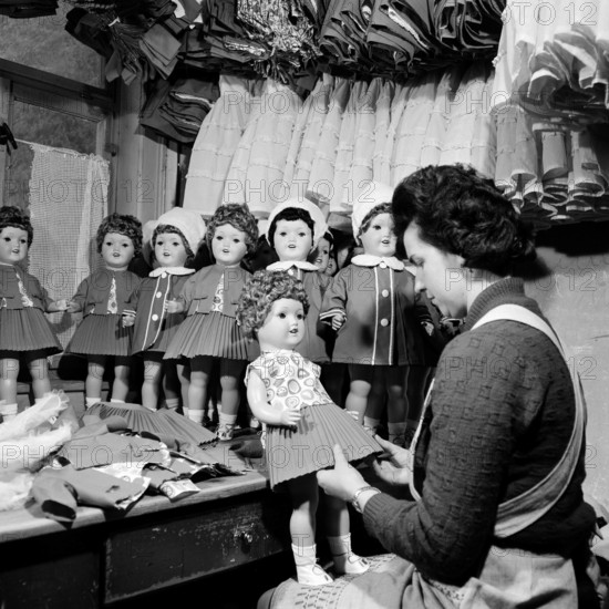 Bildnummer: 53018704 Datum: 12.10.1962 Copyright: imago/Kai Bienert
Angestellte der PGH Puppenspiele in Oberlind zieht Puppen an, Personen; 1962, Oberlind, DDR, Deutsche Demokratische Republik, sw, Fabrik, Spielwaren, Spielzeug, Produktion, Puppe, Puppen, Spielwarenfabrik, Produktionsgenossenschaft des Handwerks, Puppenkleider, Kleider; , Quadrat, Kbneg, Einzelbild, Spielwarenindustrie, Wirtschaft, Arbeitswelten, Gesellschaft, , Wirtschaft, Europa
Bildnummer 53018704 Date 12 10 1962 Copyright Imago Kai Bienert Employees the PGH Puppet shows in Oberlind shoots Dolls to People 1962 Oberlind GDR German Democratic Republic black and white Factory Toys Toys Production Doll Dolls Toy factory Production cooperative the Crafts Doll clothes Clothes Square Kbneg Single Toy industry Economy world of work Society Economy Europe