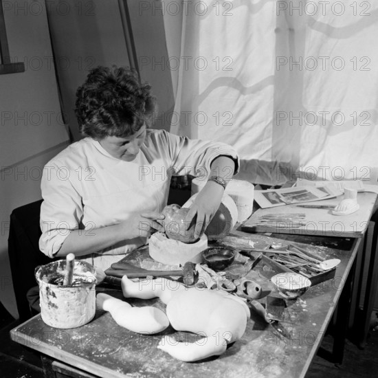 Bildnummer: 53018705  Datum: 12.10.1962  Copyright: imago/Kai Bienert
Angestellte der PGH Puppenspiele in Oberlind formt Köpfe für Puppen, Personen; 1962, Oberlind, DDR, Deutsche Demokratische Republik, sw, Fabrik, Spielwaren, Spielzeug, Produktion, Puppe, Puppen, Spielwarenfabrik, Produktionsgenossenschaft des Handwerks; , Quadrat, Kbneg, Einzelbild, close, Spielwarenindustrie, Wirtschaft, Arbeitswelten, Gesellschaft,  , Wirtschaft, Europa

Bildnummer 53018705 Date 12 10 1962 Copyright Imago Kai Bienert Employees the PGH Puppet shows in Oberlind shapes Heads for Dolls People 1962 Oberlind GDR German Democratic Republic black and white Factory Toys Toys Production Doll Dolls Toy factory Production cooperative the Crafts Square Kbneg Single Close Toy industry Economy world of work Society Economy Europe