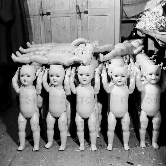 Bildnummer: 53018707 Datum: 12.10.1962 Copyright: imago/Kai Bienert
Nackte Puppenkörper hergestellt in der PGH Puppenspiele in Oberlind , Objekte; 1962, Oberlind, DDR, Deutsche Demokratische Republik, sw, Fabrik, Spielwaren, Spielzeug, Produktion, Puppe, Puppen, Spielwarenfabrik, Produktionsgenossenschaft des Handwerks; , Quadrat, Kbneg, Totale, Spielwarenindustrie, Wirtschaft, , Wirtschaft, Europa
Bildnummer 53018707 Date 12 10 1962 Copyright Imago Kai Bienert Naked Puppet body made in the PGH Puppet shows in Oberlind Objects 1962 Oberlind GDR German Democratic Republic black and white Factory Toys Toys Production Doll Dolls Toy factory Production cooperative the Crafts Square Kbneg long shot Toy industry Economy Economy Europe