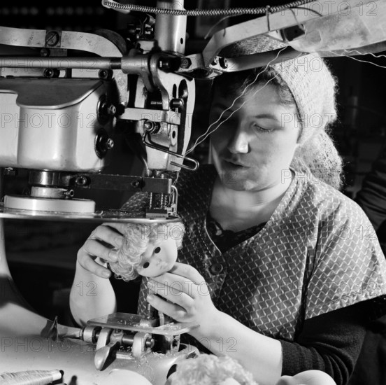 Bildnummer: 53018710 Datum: 12.10.1962 Copyright: imago/Kai Bienert
Angestellte der PGH Puppenspiele in Oberlind näht Haare an den Kopf einer Puppe, Personen; 1962, Oberlind, DDR, Deutsche Demokratische Republik, sw, Fabrik, Spielwaren, Spielzeug, Produktion, Puppe, Puppen, Spielwarenfabrik, Produktionsgenossenschaft des Handwerks; , Quadrat, Kbneg, Einzelbild, close, Spielwarenindustrie, Wirtschaft, Arbeitswelten, Gesellschaft, , Wirtschaft, Europa
Bildnummer 53018710 Date 12 10 1962 Copyright Imago Kai Bienert Employees the PGH Puppet shows in Oberlind sew Hair to the Head a Doll People 1962 Oberlind GDR German Democratic Republic black and white Factory Toys Toys Production Doll Dolls Toy factory Production cooperative the Crafts Square Kbneg Single Close Toy industry Economy world of work Society Economy Europe