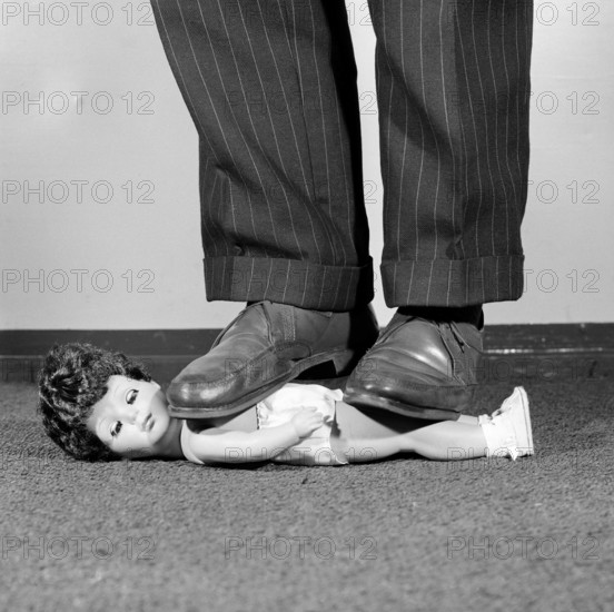 Bildnummer: 53018712  Datum: 12.10.1962  Copyright: imago/Kai Bienert
Angestellter der PGH Puppenspiele in Oberlind demonstriert die Bruchfestigkeit einer Puppe, Objekte; 1962, Oberlind, DDR, Deutsche Demokratische Republik, sw, Fabrik, Spielwaren, Spielzeug, Produktion, Puppe, Puppen, Spielwarenfabrik, Produktionsgenossenschaft des Handwerks; , Quadrat, Kbneg, Einzelbild, close, Spielwarenindustrie, Wirtschaft, Arbeitswelten, Gesellschaft,  , Wirtschaft, Europa

Bildnummer 53018712 Date 12 10 1962 Copyright Imago Kai Bienert Employee the PGH Puppet shows in Oberlind demonstrated the  a Doll Objects 1962 Oberlind GDR German Democratic Republic black and white Factory Toys Toys Production Doll Dolls Toy factory Production cooperative the Crafts Square Kbneg Single Close Toy industry Economy world of work Society Economy Europe