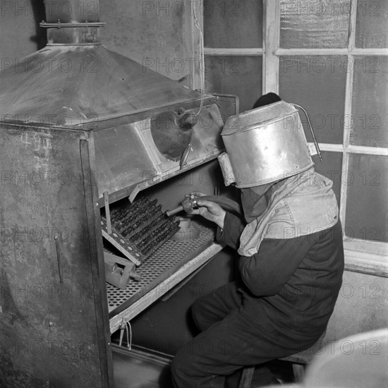 Bildnummer: 53012291  Datum: 14.01.1954  Copyright: imago/Kai Bienert
Mitarbeiter einer PGH in Stollberg während der Herstellung von Zündkerzen, Personen; 1954, Stollberg, DDR, Deutsche Demokratische Republik, sw, Zeitgeist, VEB, Volkseigener Betrieb, Herstellung, Produktion, Zündkerze, PGH, Produktionsgenossenschaft des Handwerks; , Quadrat, Kbneg, Einzelbild, , Industrie, Wirtschaft, Arbeitswelten, Gesellschaft,  , Wirtschaft, Europa; Aufnahmedatum geschätzt

Bildnummer 53012291 Date 14 01 1954 Copyright Imago Kai Bienert Employees a PGH in Stollberg during the Production from Spark plugs People 1954 Stollberg GDR German Democratic Republic black and white Zeitgeist VEB People\u0026#39;s Own Operation Production Production Spark plug PGH Production cooperative the Crafts Square Kbneg Single Industry Economy world of work Society Economy Europe date estimated