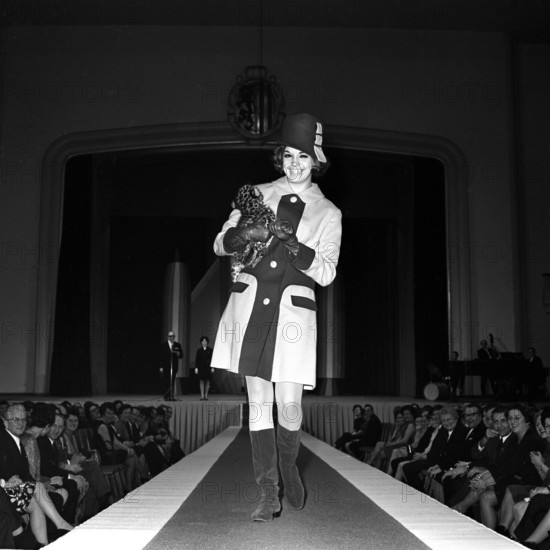 Bildnummer: 53012329 Datum: 14.05.1969 Copyright: imago/Kai Bienert
Model präsentiert Kreationen der PGH Modell anlässlich der Modenschau - Haute Couture 69 - in Leipzig, Personen , optimistisch; 1969, Leipzig, DDR, Deutsche Demokratische Republik, sw, Zeitgeist, Modenschau, Outfit, Bekleidung, Produktionsgenossenschaft des Handwerks; , Quadrat, Kbneg, Einzelbild, Textilindustrie, Wirtschaft, Arbeitswelten, Gesellschaft, , Wirtschaft, Europa, Freisteller; Aufnahmedatum geschätzt
Bildnummer 53012329 Date 14 05 1969 Copyright Imago Kai Bienert Model presents Creations the PGH Model during the Fashion show Haute Couture 69 in Leipzig People optimistic 1969 Leipzig GDR German Democratic Republic black and white Zeitgeist Fashion show Outfit Clothing Production cooperative the Crafts Square Kbneg Single Textile industry Economy world of work Society Economy Europe cut out date estimated