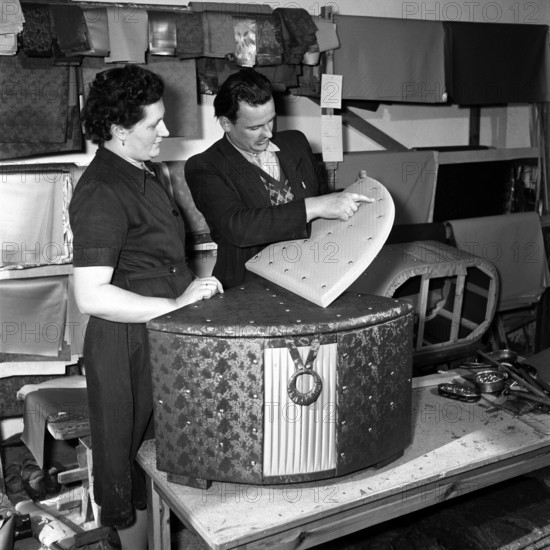 Bildnummer: 53017150 Datum: 12.05.1957 Copyright: imago/Kai Bienert
Mitarbeiter einer Produktionsgenossenschaft des Handwerks in Niederndodeleben bei der Herstellung einer Wäschetruhe, Objekte , Personen; 1957, Niederdodenleben, DDR, Deutsche Demokratische Republik, sw, Produktion, Herstellung, Wäschetruhe, PGH; , Quadrat, Kbneg, Gruppenbild, Handwerk, Wirtschaft, Arbeitswelten, Gesellschaft, , Wirtschaft, Europa
Bildnummer 53017150 Date 12 05 1957 Copyright Imago Kai Bienert Employees a Production cooperative the Crafts in Niederndodeleben at the Production a Linen chest Objects People 1957 Niederdodenleben GDR German Democratic Republic black and white Production Production Linen chest PGH Square Kbneg Group photo Crafts Economy world of work Society Economy Europe