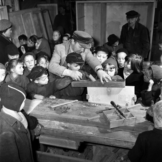 Bildnummer: 53018653  Datum: 12.05.1958  Copyright: imago/Kai Bienert
Schüler zu Besuch in einer Tischlerei in Magdeburg, Personen; 1958, Magdeburg, DDR, Deutsche Demokratische Republik, sw, Werkstatt, Tischler, Kinder, Schreiner, Schreinerei, Produktionsgenossenschaft des Handwerks, PGH; , Quadrat, Kbneg, Totale, Handwerk, Wirtschaft, Arbeitswelten, Gesellschaft,  , Schule, Bildung, Wirtschaft, Europa

Bildnummer 53018653 Date 12 05 1958 Copyright Imago Kai Bienert Students to Visit in a Carpentry in Magdeburg People 1958 Magdeburg GDR German Democratic Republic black and white Workshop Carpenter Children Schreiner Carpenter Production cooperative the Crafts PGH Square Kbneg long shot Crafts Economy world of work Society School Education Economy Europe
