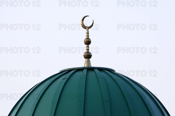 Ein Halbmond krönt das Dach der Al-Muhajirin Moschee in Bonn. Die Hilal (Mondsichel) ist ein arabischer Begriff für die