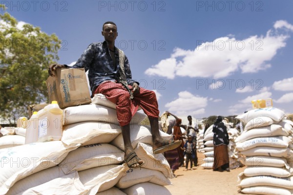 Ein Dorfbewohner in der Somali Region in Aethiopien, in dem sich Pastorale (Aethiopische Nomaden) wegen der anhaltenden