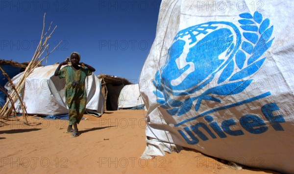 Kleines Mädchen neben einem Zelt der UNICEF in einem Flüchtlingslager der Vereinten Nationen nahe Mallit in der Provinz