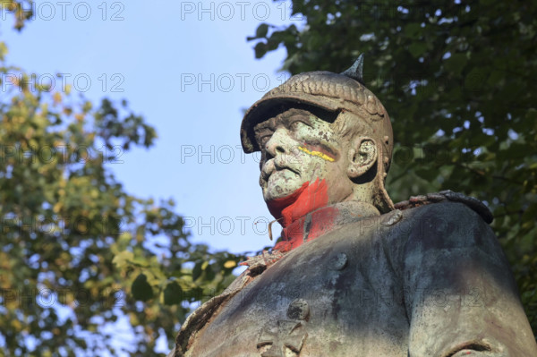 Otto von Bismarck Denkmal DEUTSCHLAND, Hamburg-Altona, Denkmal Reichskanzler Otto Fürst von Bismarck mit roter Farbattac