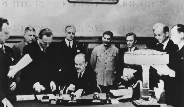 Bildnummer: 55850547 Datum: 23.08.1939 Copyright: imago/United Archives
WW2: Ten year pact signed by Nazis with Russia, 23rd August 1939. Ribbentrop and Stalin (?). Mono Print !AUFNAHMEDATUM GESCHÄTZT! kbdig 2011 quer WW2 WWII World War Two NYP68069 German Leaders & Generals o0 Zweiter Weltkrieg, Krieg, 2., People, Politik, Hitler Stalin Pakt, deutsch sowjetischer nichtangriffspakt, unterzeichnung, Richard Schulze, Joachim von Ribbentropp, Molotow
55850547 Date 23 08 1939 Copyright Imago United Archives WW2 ten Year Pact signed by Nazis With Russia 23rd August 1939 Ribbentrop and Stalin Mono Print date estimated Kbdig 2011 horizontal WW2 WWII World was Two NYP68069 German Leaders & Generals o0 Second World War II War 2 Celebrities politics Hitler Stalin Pact German Soviet Non-Aggression Pact Signature Richard Schulze Joachim from Ribbentropp Molotov