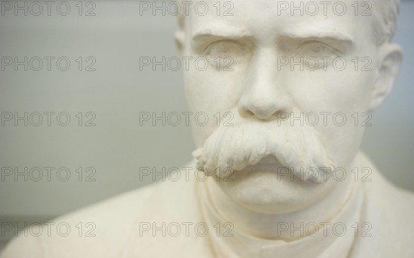 Weimar: Eine Büste von Friedrich Nietzsche steht im Treppenhaus des Goethe- und Schiller-Archiv in Weimar und weist auf