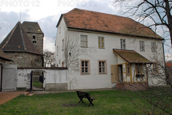 Geburtshaus und Taufkapelle auf dem Gelände der Gedenkstätte des Philosophen und Philologen Friedrich Nietzsches in Röc