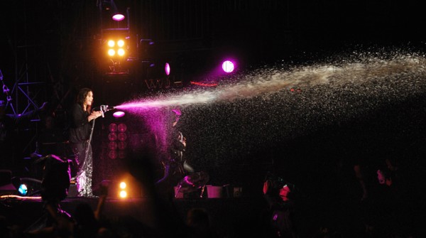 Bildnummer: 55680386 Datum: 04.08.2011 Copyright: imago/snapshot
Sänger Ozzy Osbourne sorgt mit einem Wasserschlauch für Abkühlung während des Wacken-Open-Air Festivals 2011 Local Caption snapshot-photography/RobertxJaenecke Kultur People Musik Aktion xsp x0x 2011 quer Highlight premiumd Personen Musik Kunst Festival Festivals Musikfestival Musikfestivals Musiker Sänger singer vocalist Deutschland open air Celebrities Konzert Konzerte concert concerts live stage stage scene Auftritt Auftritte Musikerin Sängerin WOA W:O:A Wacken Openair Open Air Metal Heavy Heavymetla Hard Hardrock Rock Metalfestival Metalfestivals panorama quer querformat querformate QF totale Schlauch Hitze Abkühlung
Bildnummer 55680386 Date 04 08 2011 Copyright Imago snapshot Singer Ozzy Osbourne provides with a Water hose for Cooling during the Wacken Open Air Festivals 2011 Local Caption snapshot Photography Culture Celebrities Music Action shot xsp x0x 2011 horizontal Highlight premiumd People Music Art Fe...