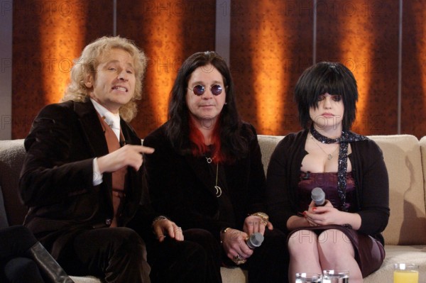 Moderator Thomas Gottschalk (li., GER) mit Sänger Ozzy Osbourne und dessen Tochter Kelly (beide GBR) während der ZDF-Sh