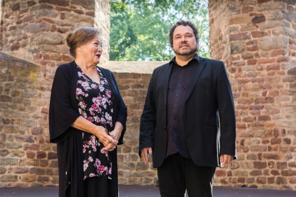 68 Bad Hersfelder Festspiele 2018 Marianne Sägebrecht besichtigt Stiftsruine Marinne Sägebrecht m