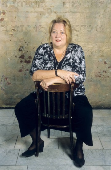 Bildnummer: 56857785 Datum: 01.11.1997 Copyright: imago/teutopress
Marianne Sägebrecht (Schauspielerin) 11/97 her Film Kino Schauspiel Frau blond seriös ARD-Melodram hoch ganz sitzend Stuhl Arme neutral People Shooting x0x xsk 1997 hoch
56857785 Date 01 11 1997 Copyright Imago Marianne Sägebrecht Actress 11 97 her Film Cinema Acting Woman blond seriously ARD vertical whole seated Chair Arms neutral Celebrities Shooting x0x xSK 1997 vertical