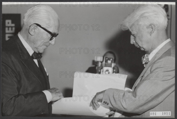 Elsevier photo collection. Presentation of the dikk prices in Stedelijk Museum in Amsterdam, Links Architect Le Corbusie