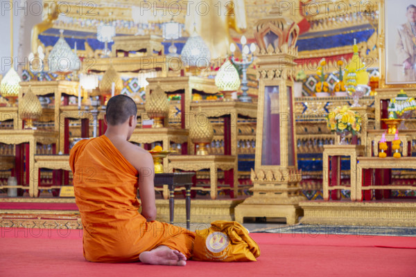 Mönch meditiert, Wat Prayurawongsawas Waravihan, auch: Wat Prayun, Bangkok, Thailand, Asien *** Monk meditates, Wat Pray