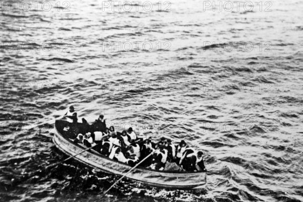 Bildnummer: 57166393 Datum: 15.04.1912 Copyright: imago/Future Image
Am 15. April 2012 jährt sich zum 100. Mal der Untergang der Titanic - Am frühen Morgen des 15. April 1912 wurden kurz vor 0:30 Uhr auf der RMS Carpathia die ersten per Funk übermittelten Notrufsignale der Titanic empfangen. Gegen 4:00 Uhr erreichte die Carpathia als erstes Schiff die Unglücksstelle und nahm kurze Zeit später die ersten Überlebenden an Bord. Rettungsboot der Titanic Kultur Reproduktion Schifffahrt RMS Titanic People xdp x1x 1912 quer Notboot Überlebende Seenot Unglück Katastrophe Schiffsuntergang Schiffskatastrophe
57166393 Date 15 04 1912 Copyright Imago Future Image at 15 April 2012 anniversary to to 100 times the Downfall the Titanic at early Tomorrow the 15 April 1912 were short before 0 30 Clock on the RMS Carpathia the first per Radio the Titanic receive against 4 00 Clock reached the Carpathia as first Ship the Disaster agency and NAHM Short Time Later the first Survivors to Board Rescu...