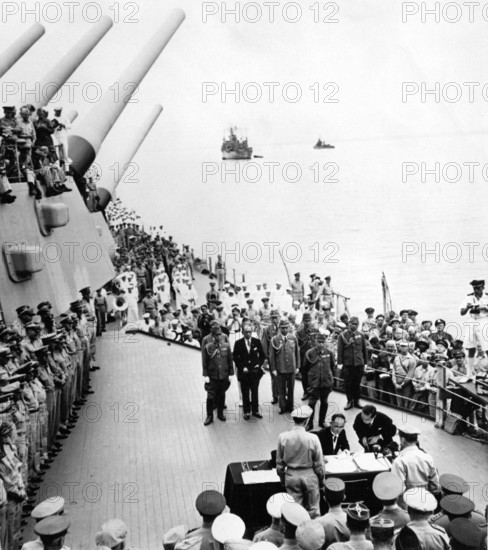 Bildnummer: 55884286 Datum: 02.09.1945 Copyright: imago/United Archives
On a forward deck of the battleship USS Missouri , Foreign Minister Shigemitsu on behalf of Emperor Hirohito affixes his signature to the historic document by which Japan formally surrendered to the Allied Nations . Behind him stand other members of the Japanese delegation . At the right ( back to camera ) is General Douglas MacArthur , who commanded all Pacific forces , and at the left are members of the Allied delegations . The scene which marked the dawn of peace , took place on September 1st in Tokyo Bay . By the terms of the surrender the Emperor , as spiritual leader of Japan , must remain untouched . !AUFNAHMEDATUM GESCHÄTZT! Mono Print kbdig 2011 quadrat Asia WW2 WWII World War Two Ship Ceremony uniform o0 Zweiter Weltkrieg, Krieg, 2., Pazifikkrieg, Pazifik, Kapitulation, unterzeichnung, People
55884286 Date 02 09 1945 Copyright Imago United Archives ON a FORWARD Deck of The Battleship USS Missouri ...