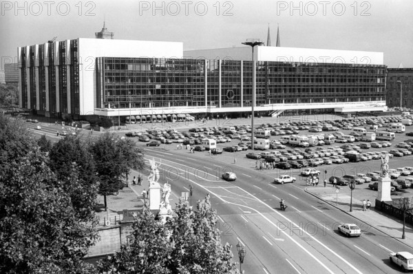 Bildnummer: 58960654 Datum: 20.08.1990 Copyright: imago/Detlev Konnerth
Palast der Republik / Volkskammer der DDR mit dem Marx Engels Platz im Vordergrund. Ostberlin, DDR ord03 GER sw vneg ybs 1990 quer DDR Gesellschaft Politik Gebäude Totale Berlin
58960654 Date 20 08 1990 Copyright Imago Detlev Konnerth Palace the Republic Public Chamber the GDR with the Marx Engels square in Foreground East Berlin GDR ger black and white vneg YBS 1990 horizontal GDR Society politics Building long shot Berlin