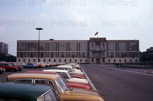 Berlin GER Berlin ca 1976 Stadtansicht Staatsratsgebäude mit Rest des gesprengtsn Stadtschloss