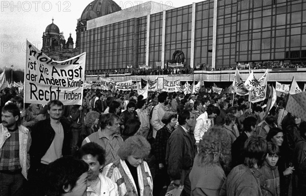 Archivfoto vom 04.11.1989 , Berlin-Mitte, der Marsch der ca. 500 000 Berliner ueber Marx-Engels-Platz, Palast der Republ