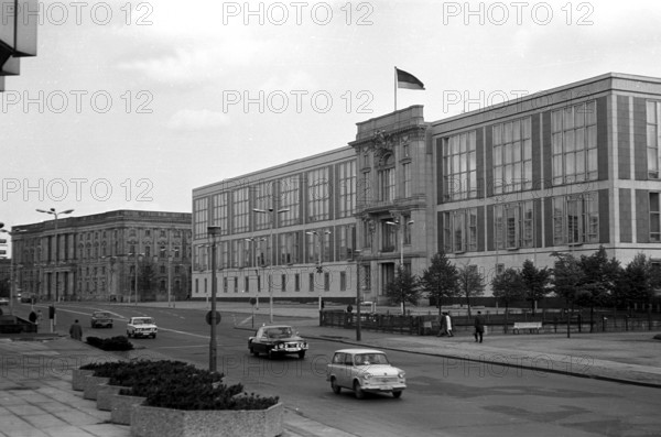 Bildnummer: 50581297 Datum: 20.05.1973 Copyright: imago/Marco Bertram
DDR 1973 - Staatsratsgebäude in Berlin, Gebäude, außen, Außenansicht; 1973, sw, Berlin, Staat, Stadtschloss, Sehenswürdigkeit, Fassade, alt, neu, Gegensatz, Gegensätze; , quer, KBsw, Totale, Schlösser, Deutsche Demokratische Republik, , Reisen, Europa; Aufnahmedatum geschätzt