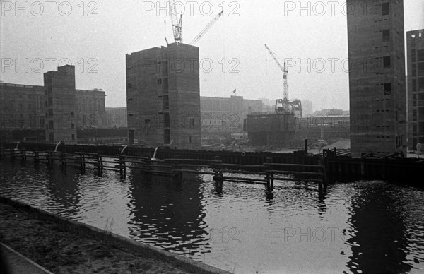 Bildnummer: 50591184  Datum: 04.11.1973  Copyright: imago/PEMAX
Baustelle Palast der Republik am Ufer der Spree in Ost Berlin, Landschaft , Reflexionseffekt; 1973, Berlin, Ost-Berlin, Berlin-Ost, Ostberlin, DDR, SW, Geschichte, Zeitgeschichte, Historie, Baustellen, Kran, Kräne, Baukran, Baukräne, Fluss, Flüsse, Flussufer; , quer, Kbneg, Totale, Baugewerbe, Wirtschaft, Deutsche Demokratische Republik,  ,