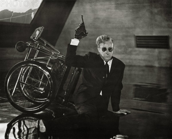 Peter Sellers, Dr. Strangelove or: How I Learned to Stop Worrying and Love the Bomb 1964 Columbia PUBLICATIONxINxGERxSU