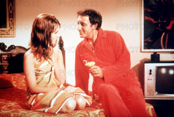 Bildnummer: 54387179  Datum: 21.04.1968  Copyright: imago/United Archives
der partyschreck (1968) Der sanftmütige, aber tolpatschige indische Filmstatist Hrundi (PETER SELLERS), der Unglück geradezu magisch anzieht, gerät durch Zufall in die Party eines Hollywood-Produzenten und verwandelt dessen Villa unbeabsichtigt in ein Tollhaus ... Szene mit CLAUDINE LONGET - Michele Monet 32385 , 04kpaparty1 People Entertainment quer

Bildnummer 54387179 Date 21 04 1968 Copyright Imago United Archives the Party Schreck 1968 the gentle but clumsy Indian Filmstatist  Peter Sellers the Misfortune positively magical attracts Device through Coincidence in the Party a Hollywood Producers and transforms it Villa  in a Toll house Scene with Claudine Longet Michele Monet  04kpaparty1 Celebrities Entertainment horizontal