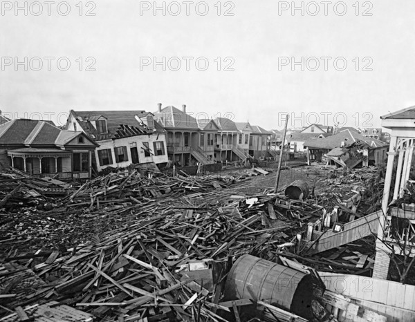 USA: The 1900 Galveston Hurricane. Residential damage , 1900 The Hurricane of 1900 made landfall on September 8, 1900, i
