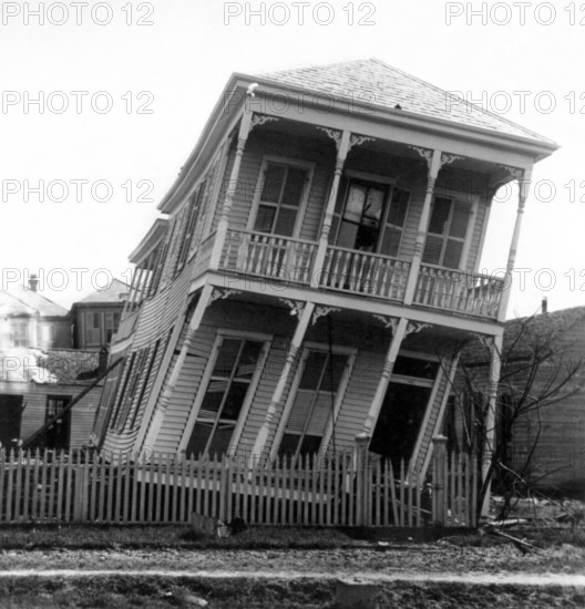USA: The 1900 Galveston Hurricane. A Slightly Twisted House , 1900 The Hurricane of 1900 made landfall on September 8, 1