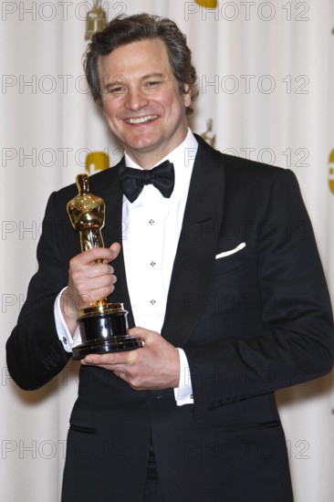 Bildnummer: 57917969  Datum: 27.02.2011  Copyright: imago/Future Image
Colin Firth Oscar Verleihung 2011 / 83rd Academy Awards Ceremony im Kodak Theatre, Hollywood, Los Angeles, Kalifornien Foto:xD.xBedrosianx/xFuturexImage People Kultur Entertainment Film Academy Awards Preisträger Preis Objekte Trophäe Highlight xmk x0x 2011 hoch Schauspieler Oscar für den besten Hauptdarsteller / best Actor in The King 

 57917969 Date 27 02 2011 Copyright Imago Future Image Colin Firth Oscar award Ceremony 2011 83rd Academy Awards Ceremony in Kodak Theatre Hollywood Los Angeles California Photo XD   Celebrities Culture Entertainment Film Academy Awards Prize winners Prize Objects Trophy Highlight xmk x0x 2011 vertical Actor Oscar for the best Main actors Best Actor in The King