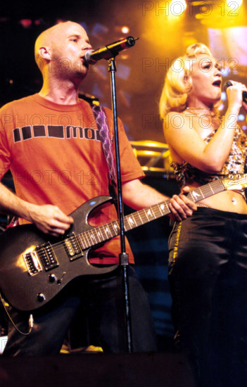 Moby and Gwen Stefani performing at an Acoustic Christmas Concert, Universal Amphitheater, December 2000. Copyright: xF