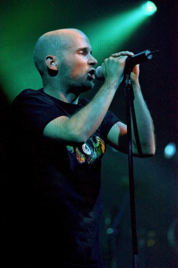 Bildnummer: 50130438  Datum: 12.10.2002  Copyright: imago/Thomas Bergmann
Musiker Moby (USA), Personen; 2002, Berlin, Richard Melville Hall, Konzerte, Sänger, Pop, House, Spot, Spotlight, Techno, DJ; , hoch, Kbneg, Einzelbild, close, Musik, Kunst, Deutschland, Aktion, People