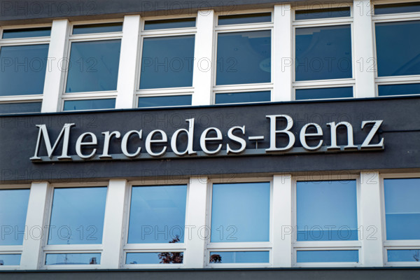 Schriftzug der Automarke Mercedes Benz an der Fassade eines Gebäudes *** Logo the Car brand Mercedes Benz to the Facade