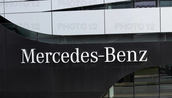 20.02.2025,
Deutschland, NRW,
Autohersteller, Mercedes-Benz,
Ein Gewinneinbruch in China sorgt für massive Umsatzrückgänge bei Mercedes Benz, der Autobauer reagiert mit Sparprogrammen,
Mercedes Schriftzug an einem Autohaus,