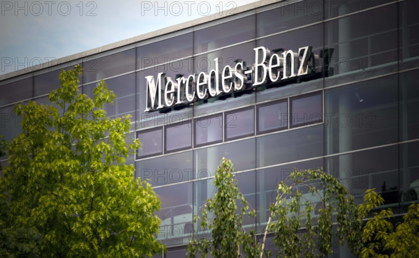 Autohaus Werbeschrift Mercedes-Benz Werbung weisser Schriftzug an dem Gebäude der Mercedes-Benz Niederlassung Arnulfstra