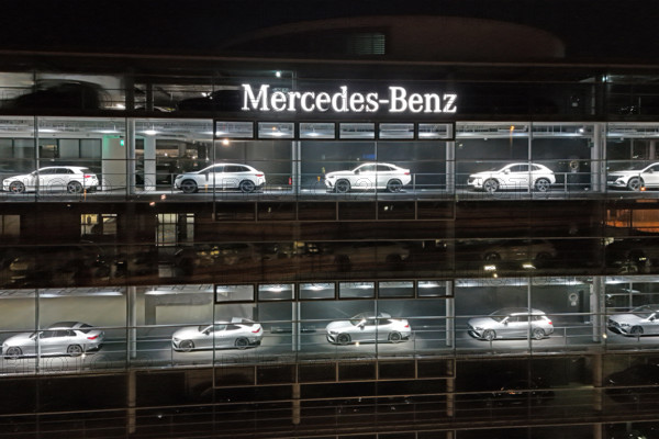 Mercedes Benz Autohaus in Muenchen,Arnulfstrasse, bei Nacht,Nachtaufnahme.auseen, Geabeude,Autohaeuser,Auto,Autos,Automo