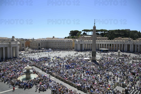 ITALY - POPE LEO XIV ADDRESSES THE CROWD FROM THE WINDOW OF THE APSOSTOLIC PALACE OVERLOOKING ST PETER'S SQUARE DURING THE ANGELUS PRAYER IN THE VATICAN - 2025/6/29