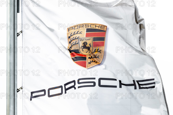 Das Logo von Porsche ist auf einer Flagge vor dem Porsche Zentrum Schwarzwald-Baar zu sehen, die im Wind weht. Villingen