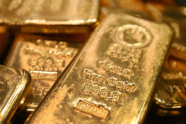1kg kg Goldbarren im Wert von je ca. 60 000 Euro,Gold,Feingold 999,9 Edelmetall,Wertanlage,Sachaufnahme im Tresorraum vo