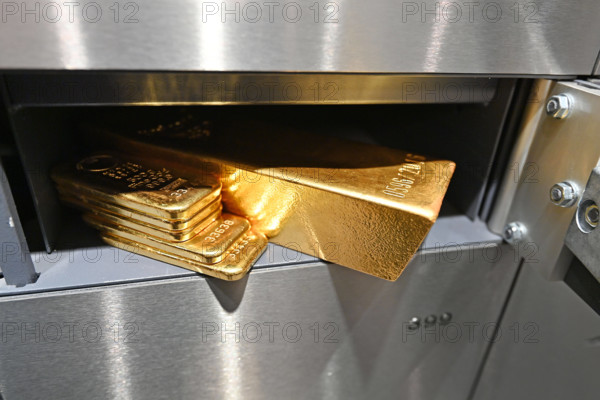 Goldbarren in einem Schliessfach,Gold,Feingold 999,9 Edelmetall,Wertanlage,Sachaufnahme im Tresorraum vom Goldhaus Pro A