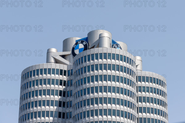 München, Deutschland - 14. Juni 2025: Nahaufnahme des Gebäudes der BMW-Zentrale in München mit seinem einzigartigen Vier